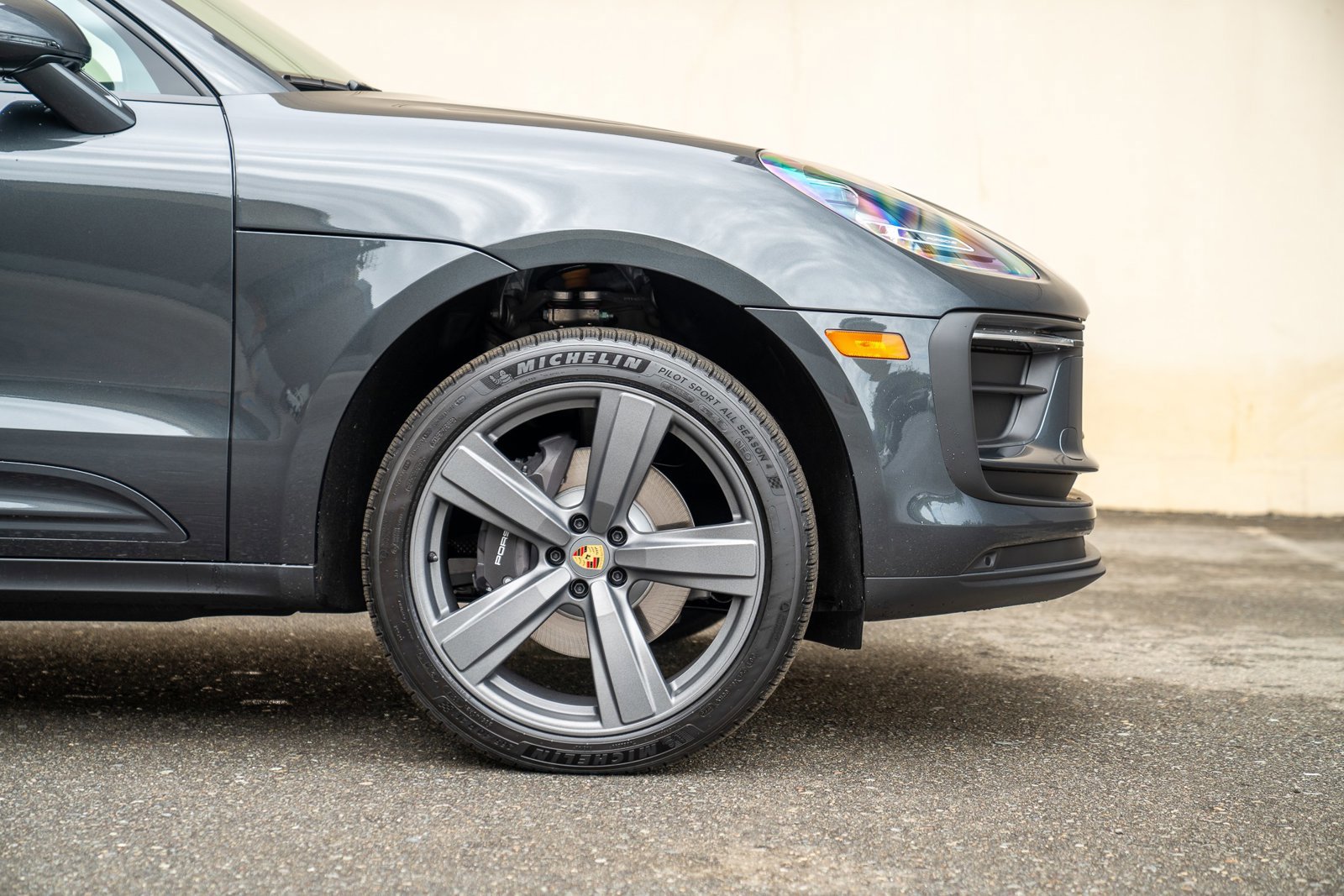 Certified 2025 Porsche Macan AWD/4WD image 9