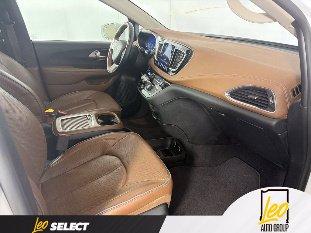 Used 2019 Chrysler Pacifica Limited w/ Tire & Wheel Group FWD image 15