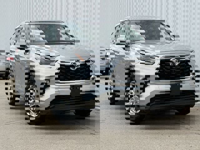Used 2024 Toyota Highlander LE AWD/4WD image 2