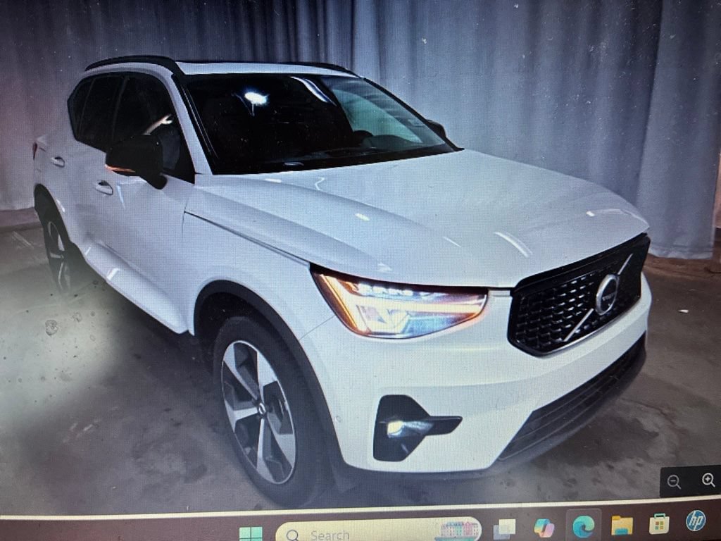 Used 2023 Volvo XC40 B4 Ultimate FWD image 7