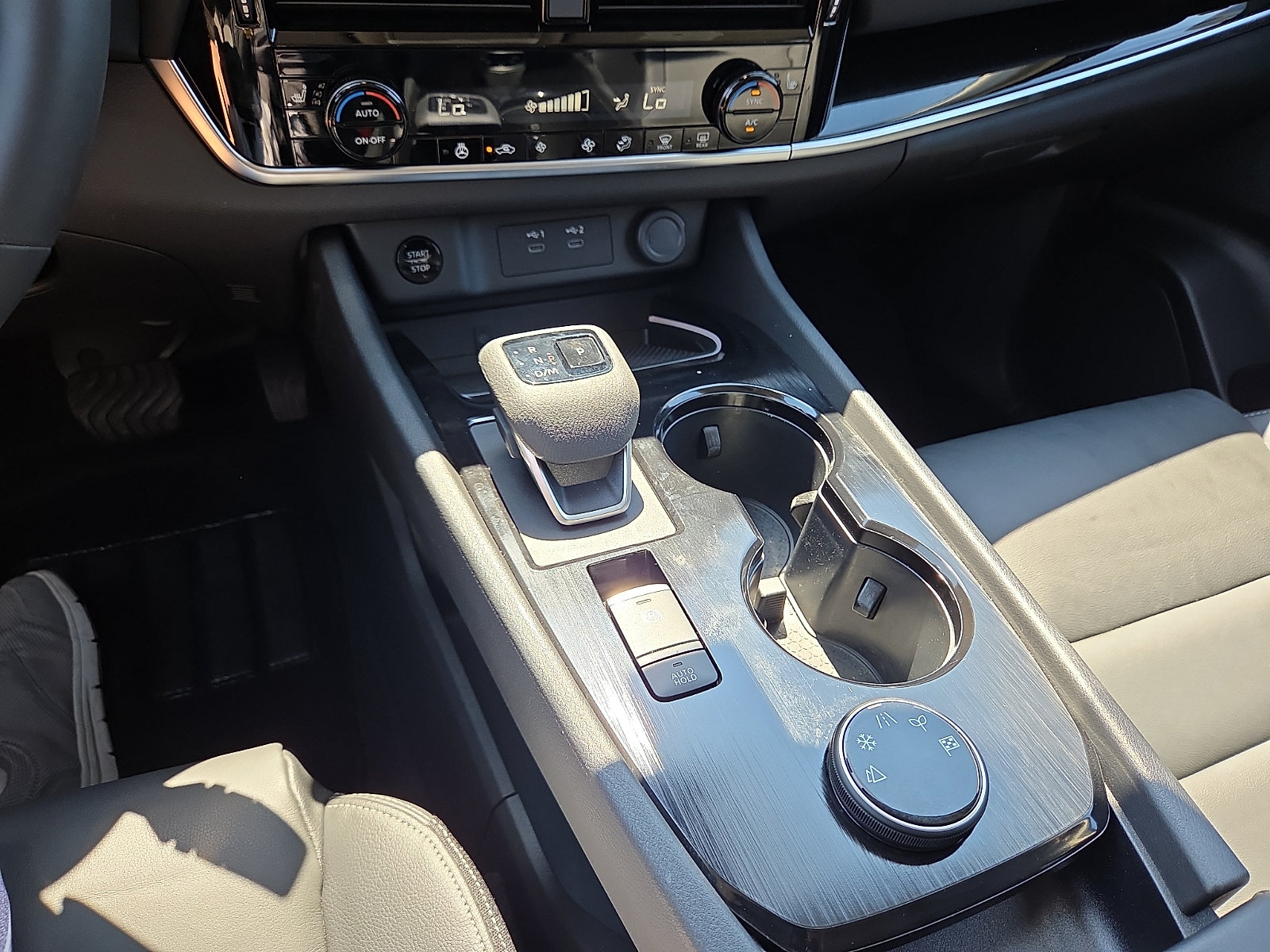 Used 2025 Nissan Rogue SL AWD/4WD image 25