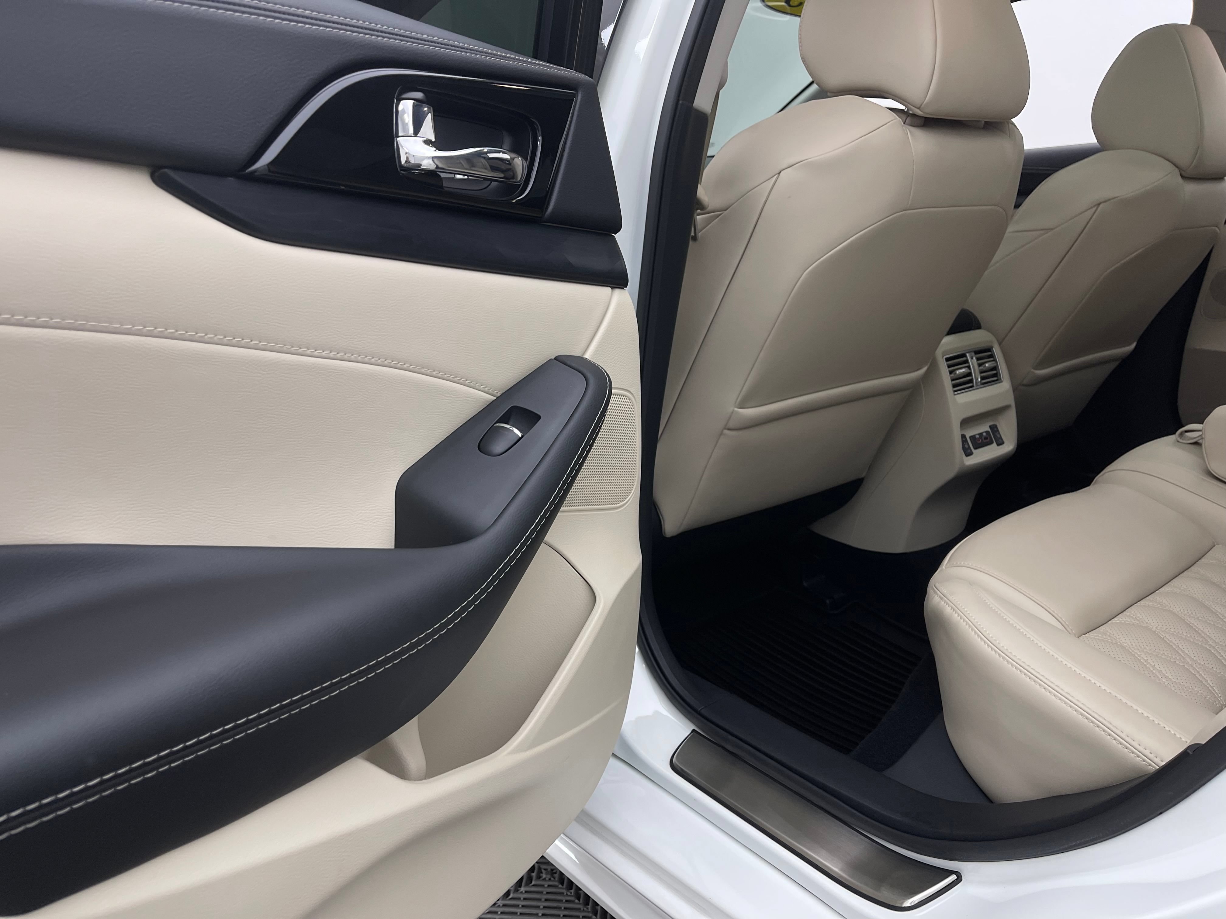 Used 2023 Nissan Maxima Platinum w/ Sport Mat Group FWD image 41