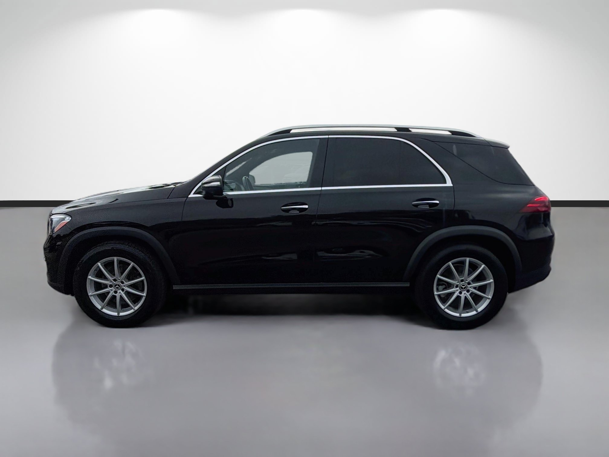Used 2025 Mercedes-Benz GLE 350 4MATIC w/ Driver Assistance Package image 6