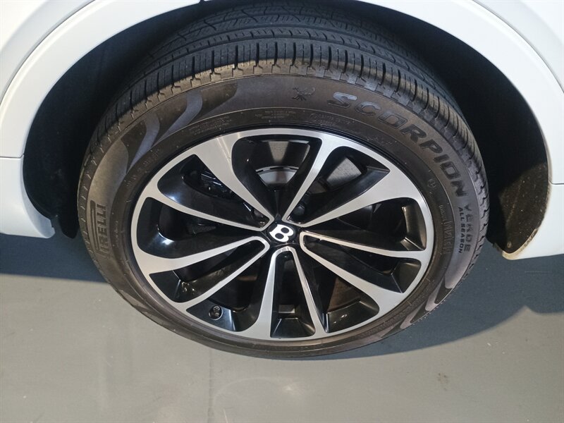 Used 2019 Bentley Bentayga AWD/4WD image 42