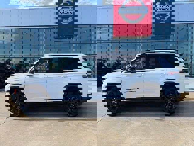 Used 2023 Jeep Grand Cherokee L Laredo image 2