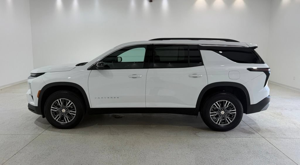 Used 2025 Chevrolet Traverse LT w/ LPO, Floor Liner Package FWD image 2