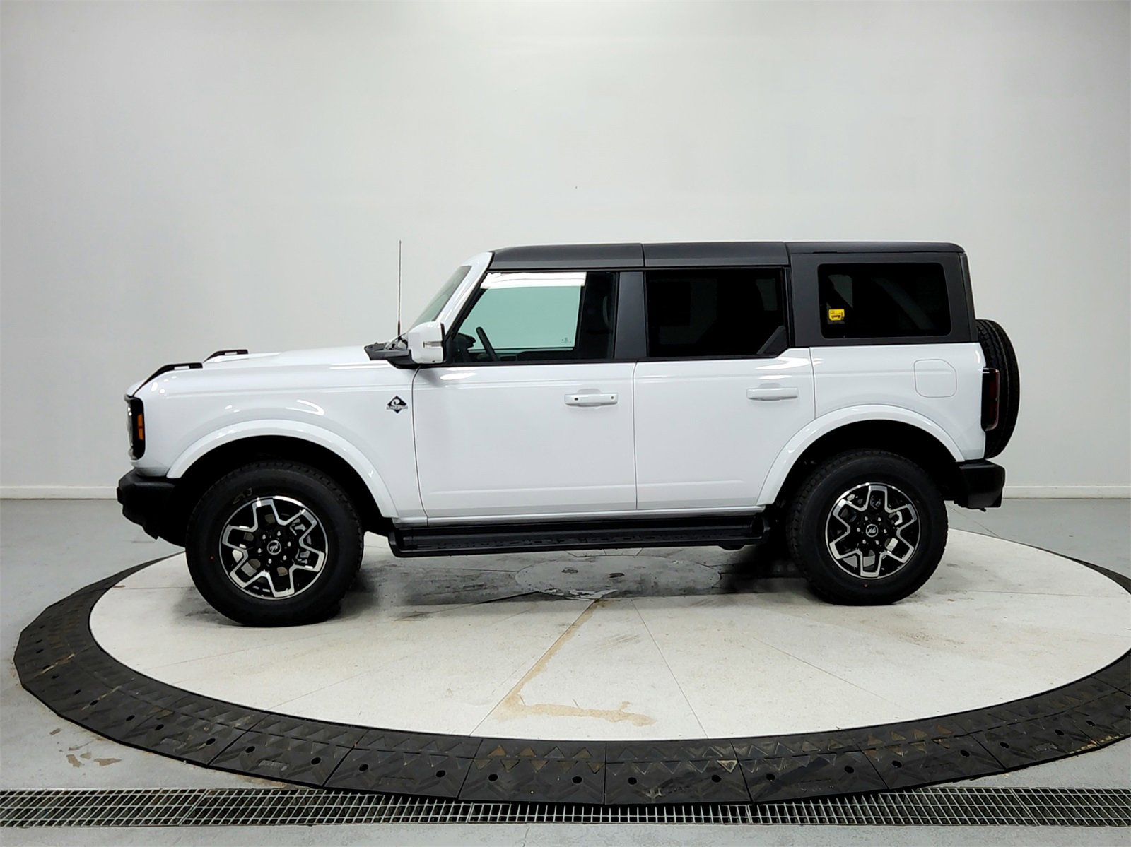 New 2025 Ford Bronco Outer Banks image 4