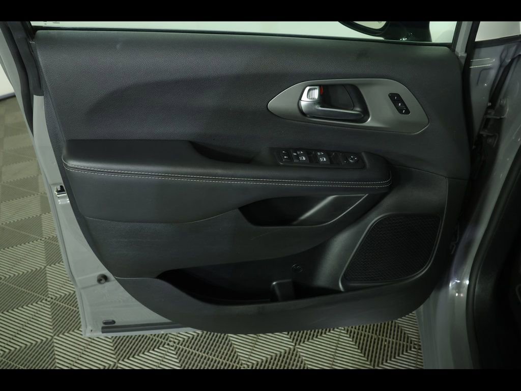 Used 2025 Chrysler Pacifica Select image 20