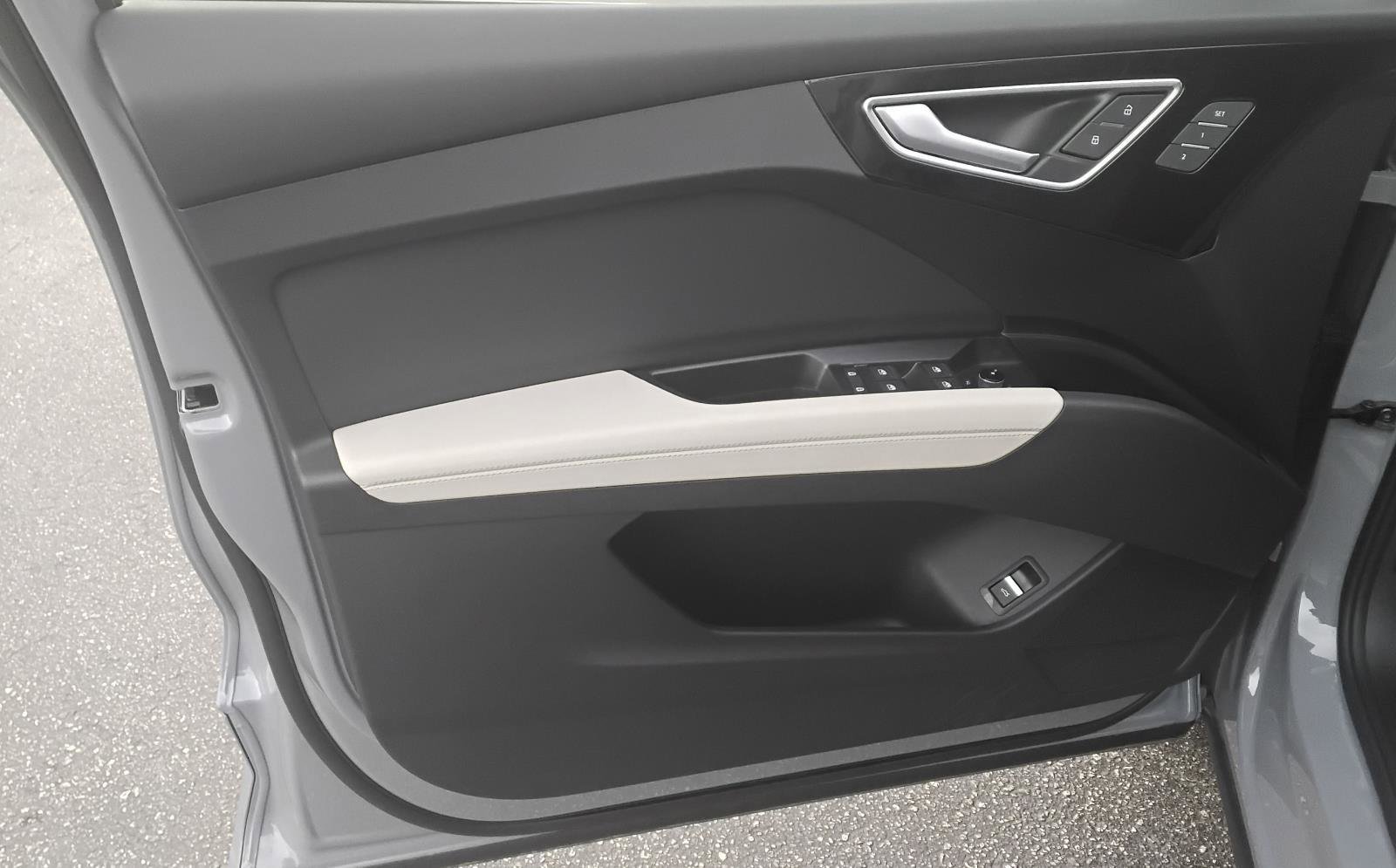 Used 2025 Audi Q4 e-tron Premium image 16