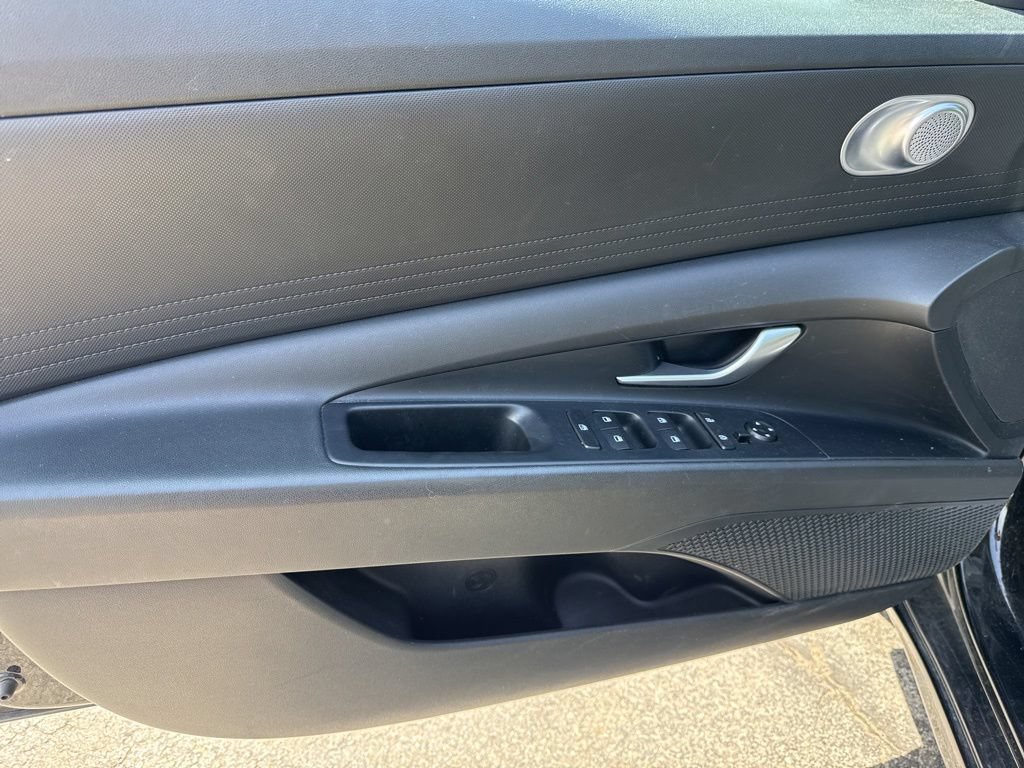 Used 2023 Hyundai Elantra SEL w/ Preferred Accessory Package FWD image 19