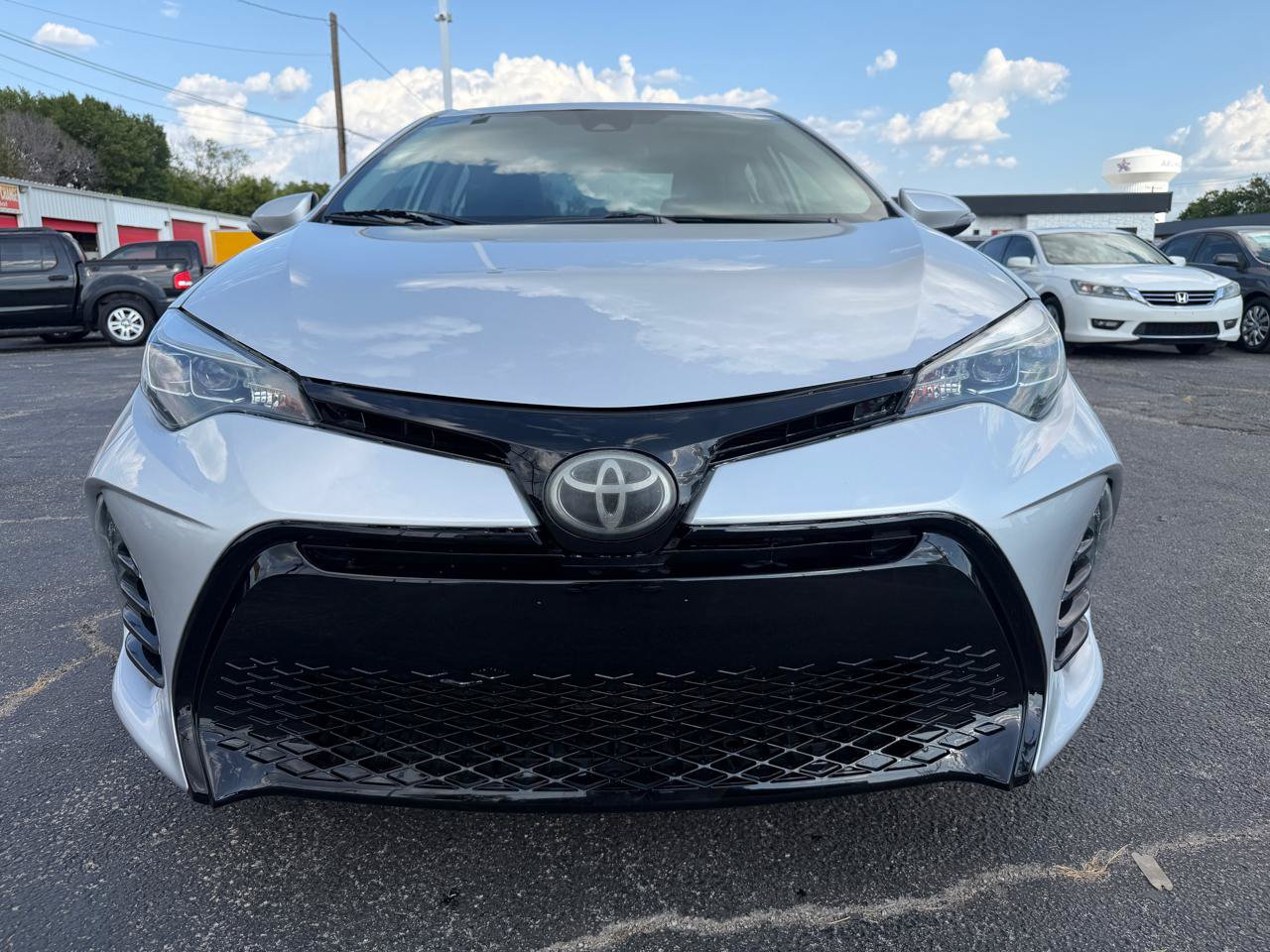 Used 2018 Toyota Corolla SE FWD image 2