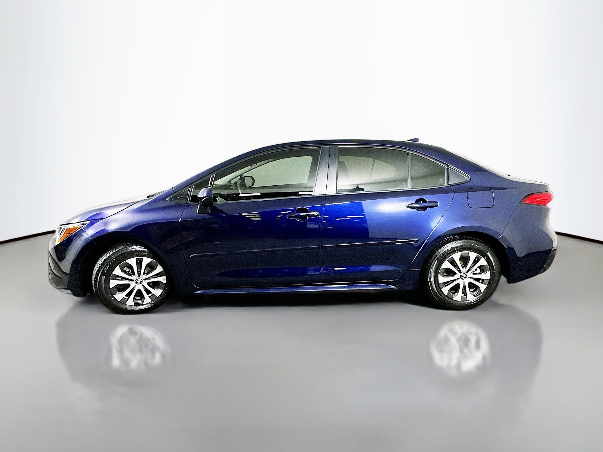 Used 2022 Toyota Corolla LE image 4