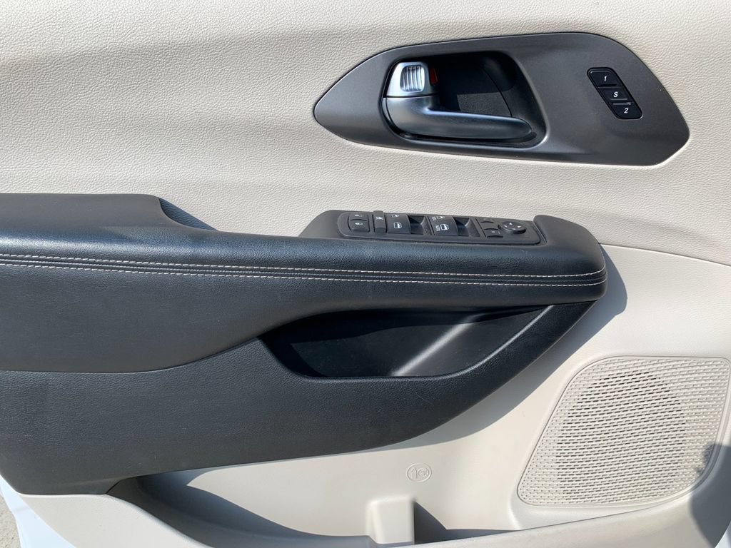 Used 2022 Chrysler Pacifica Touring-L FWD image 12