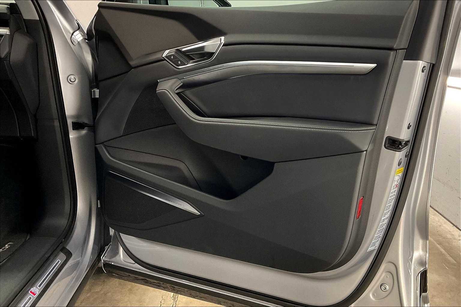 Certified 2022 Audi e-tron Premium Plus w/ Premium Plus Package image 25