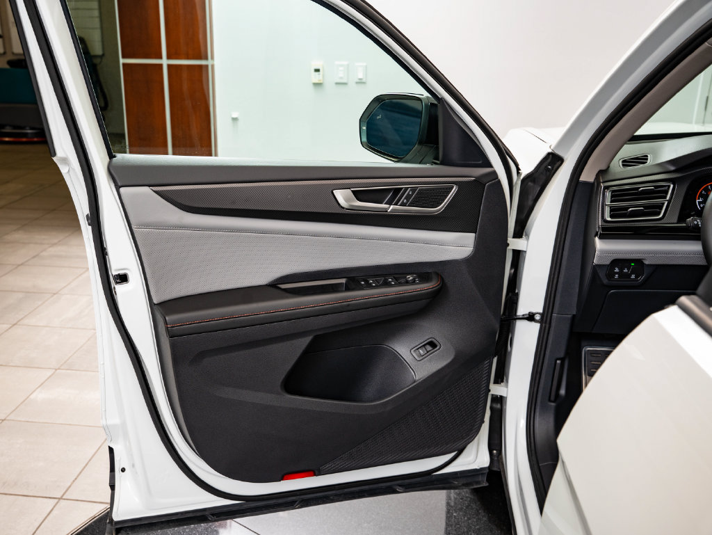 Used 2025 Volkswagen Atlas Peak Edition SE AWD/4WD image 27