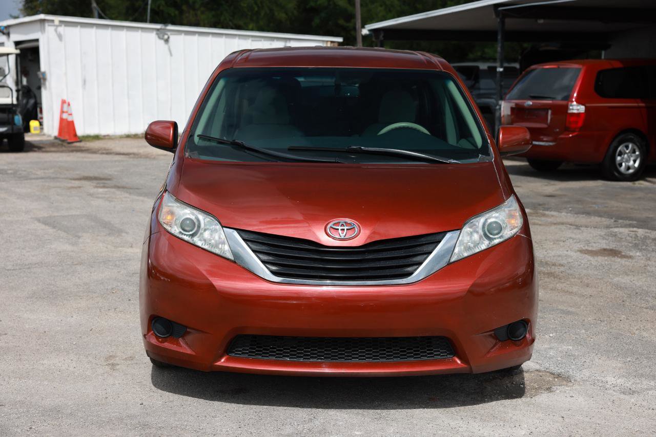 Used 2011 Toyota Sienna LE image 19