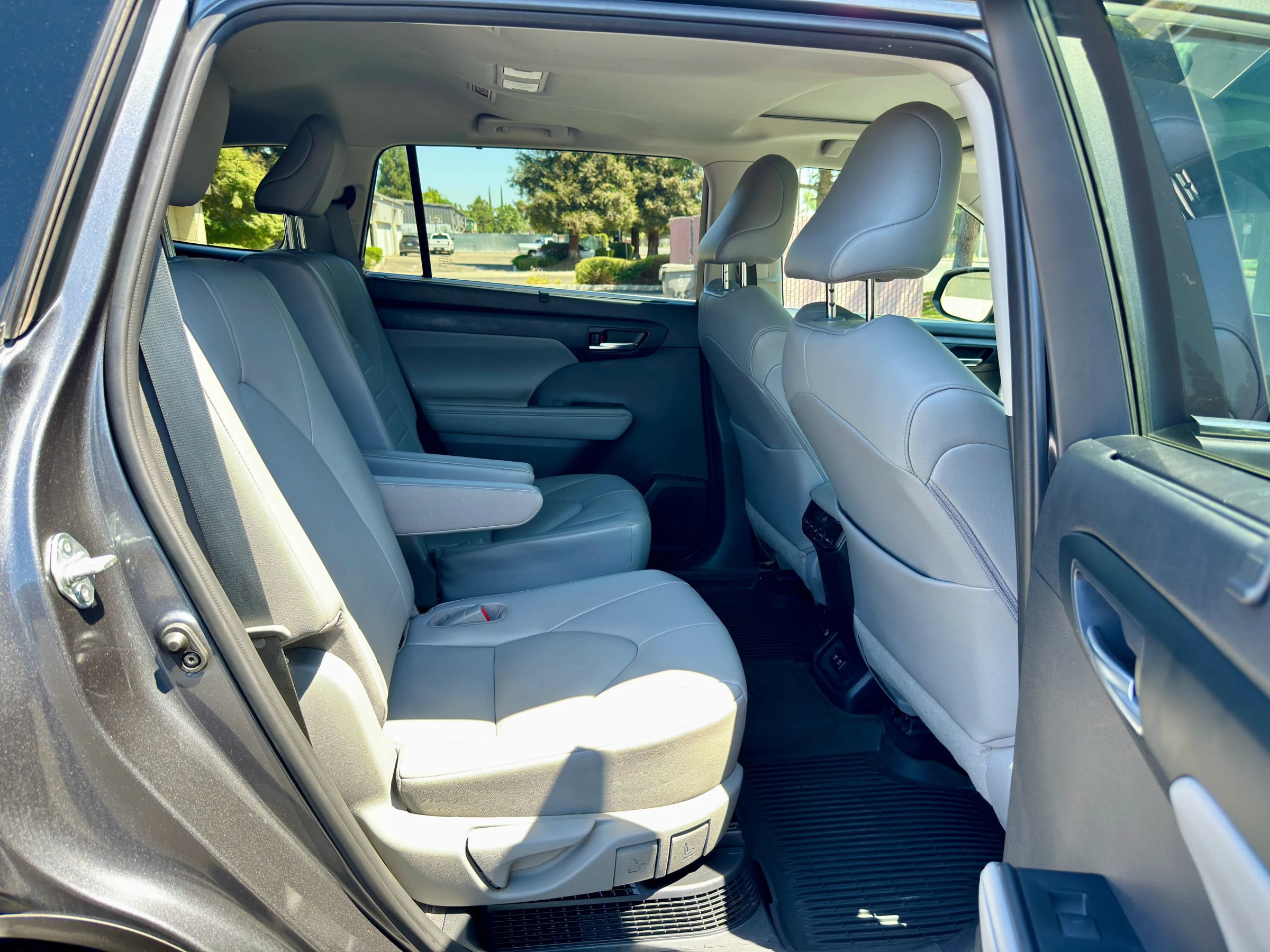 Used 2021 Toyota Highlander XLE AWD/4WD image 13