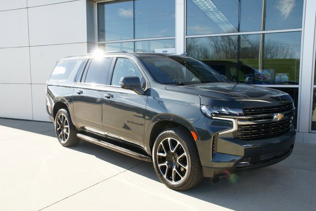Used 2022 Chevrolet Suburban RST w/ Sport Performance Package image 2