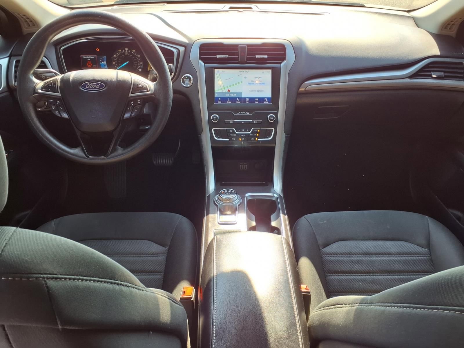 Used 2020 Ford Fusion SE FWD image 12