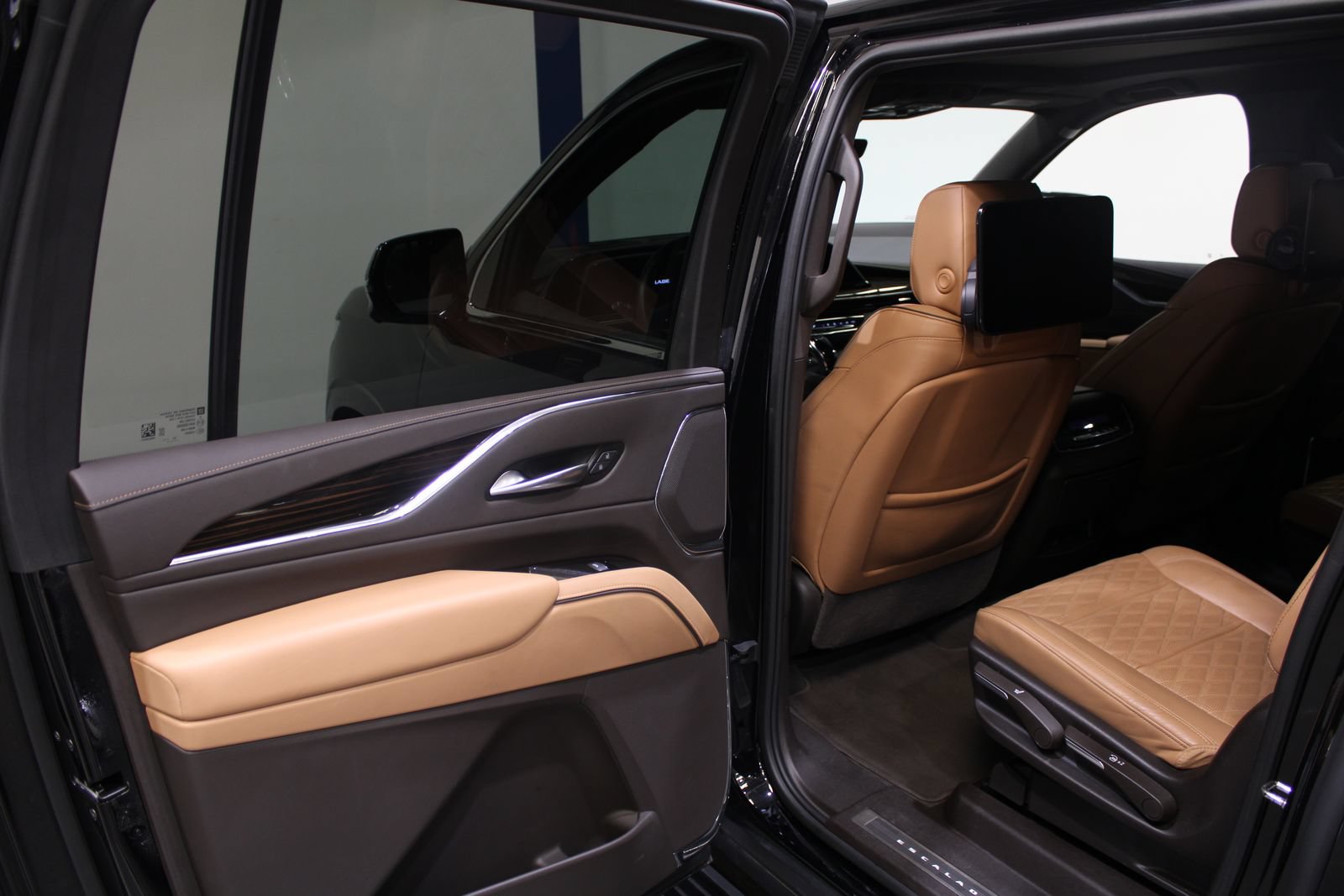 Used 2023 Cadillac Escalade ESV Premium Luxury w/ Performance Package AWD/4WD image 16