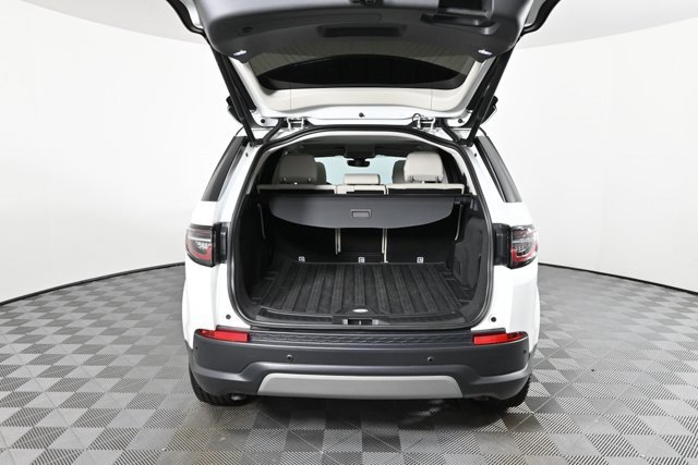 Used 2022 Land Rover Discovery Sport SE image 11
