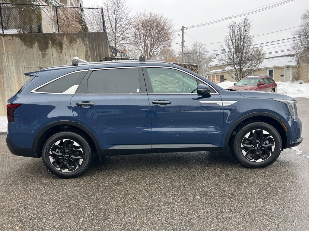 Certified 2025 Kia Sorento S w/ Panoramic Sunroof Package image 6