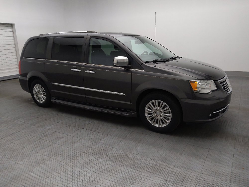 Used 2015 Chrysler Town & Country Limited Platinum FWD image 11
