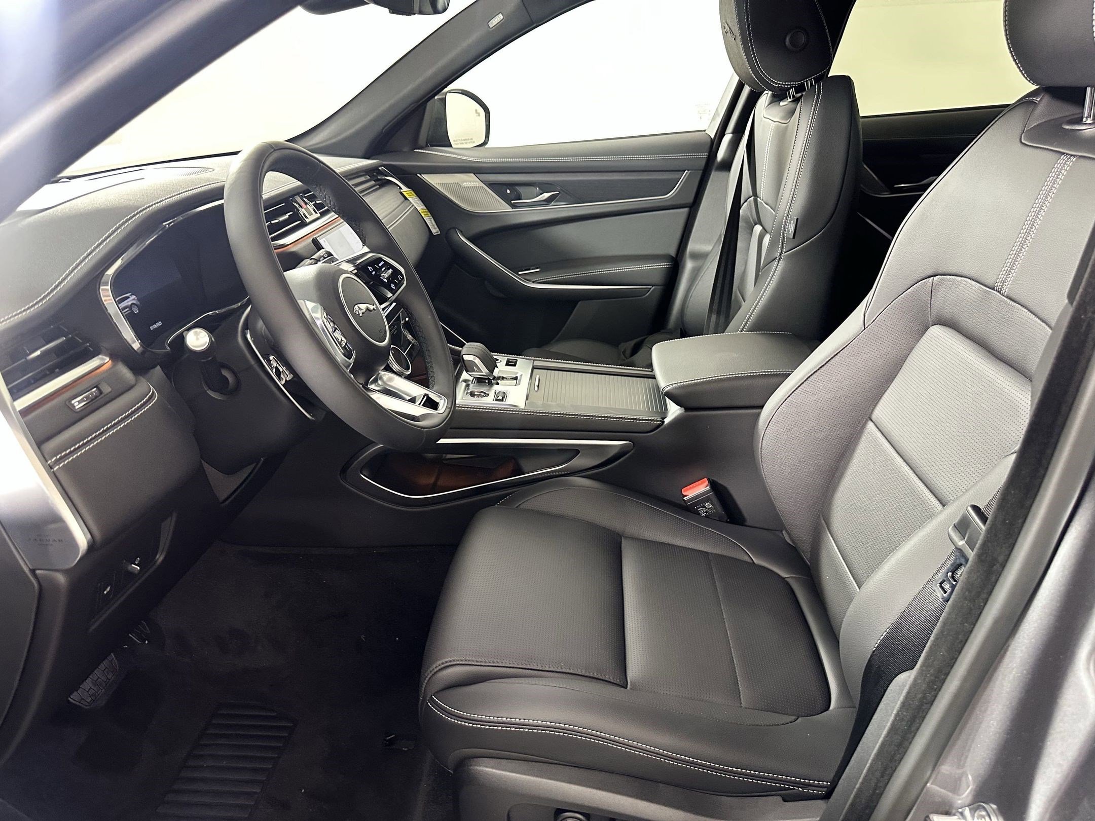 New 2026 Jaguar F-PACE R-Dynamic S image 4
