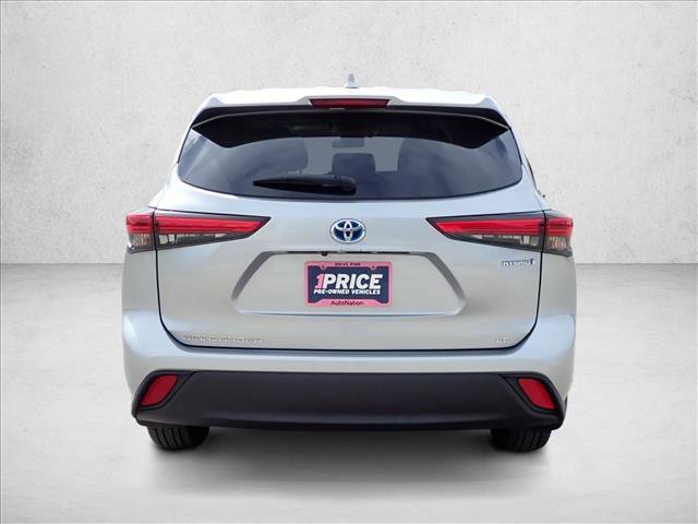Used 2021 Toyota Highlander LE AWD/4WD image 3