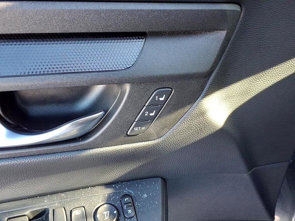 Used 2025 Honda CR-V Sport-L image 9