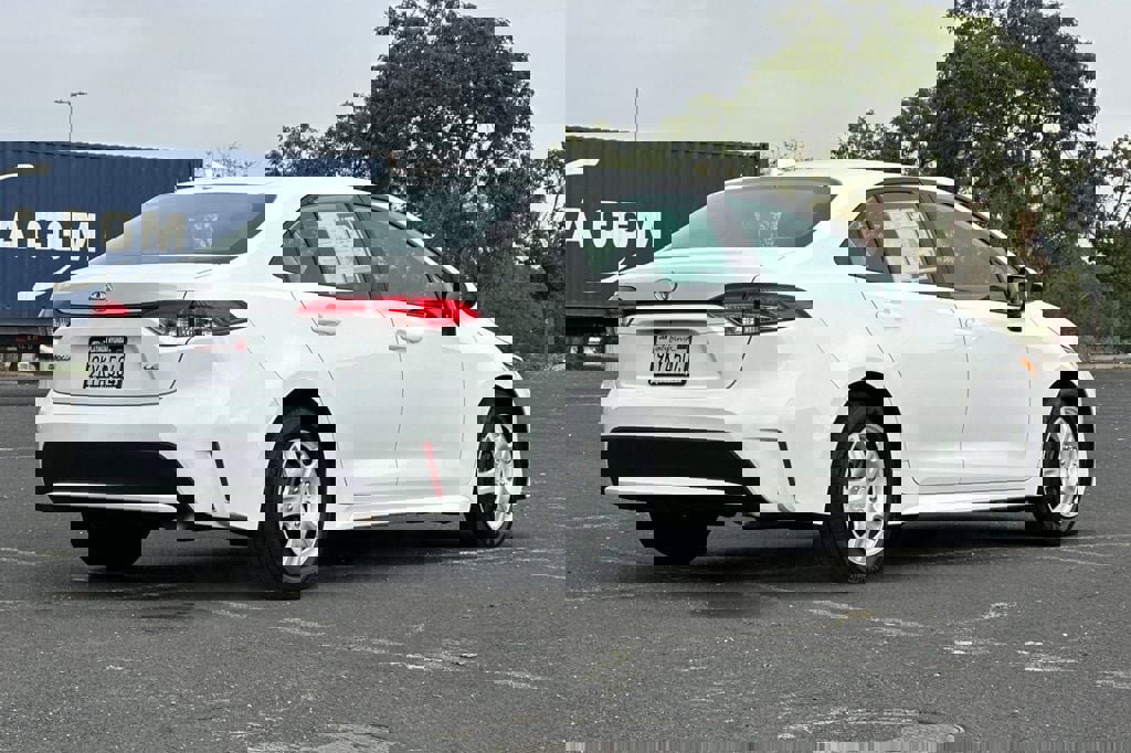 Used 2021 Toyota Corolla LE image 4