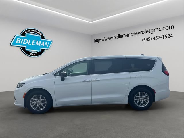 Used 2024 Chrysler Pacifica Touring-L FWD image 4
