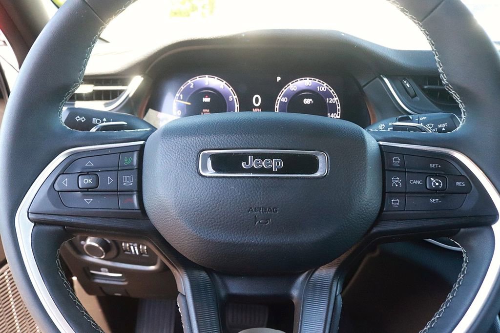 Used 2024 Jeep Grand Cherokee Laredo AWD/4WD image 18