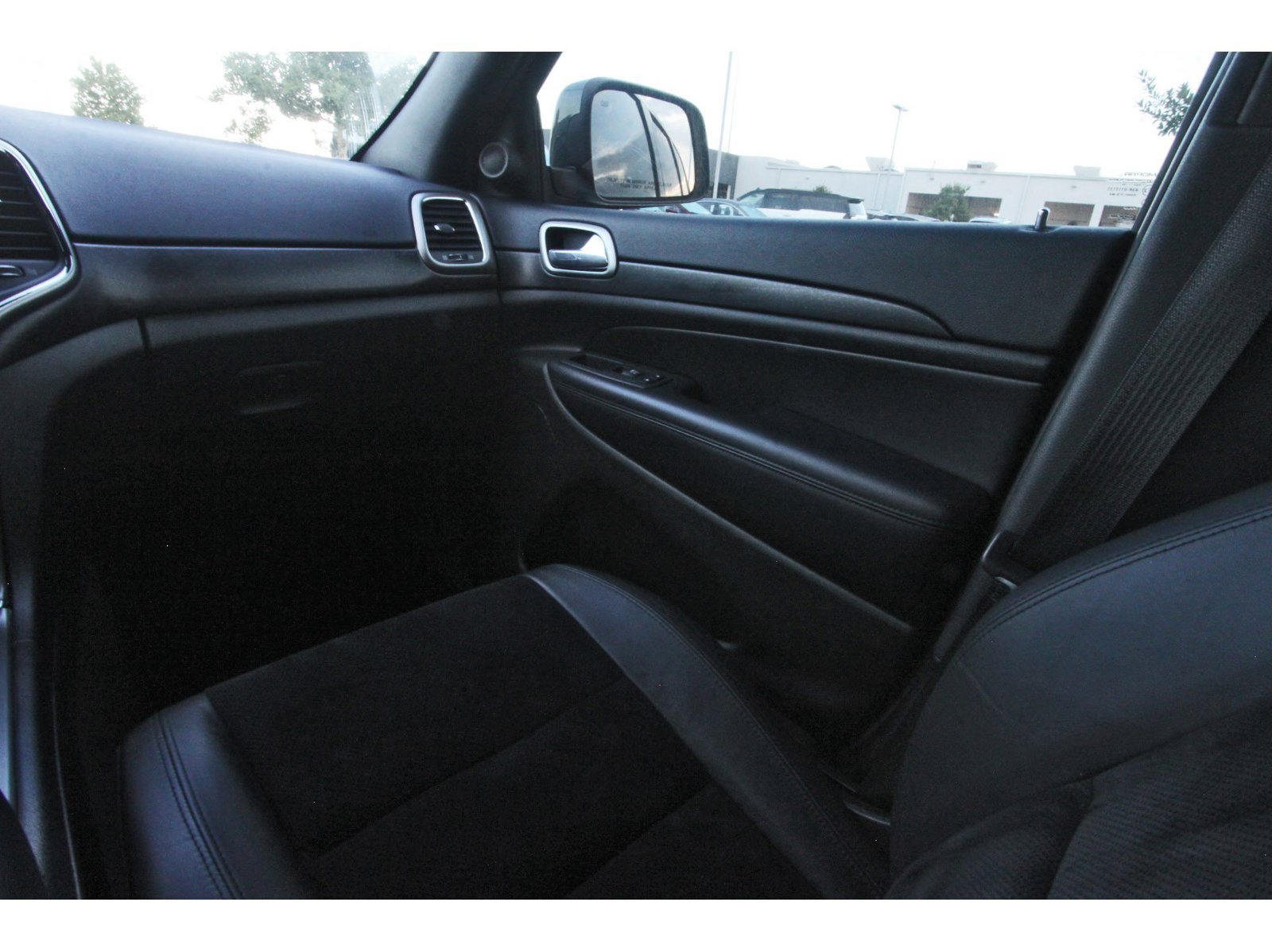 Used 2018 Jeep Grand Cherokee Altitude RWD image 14