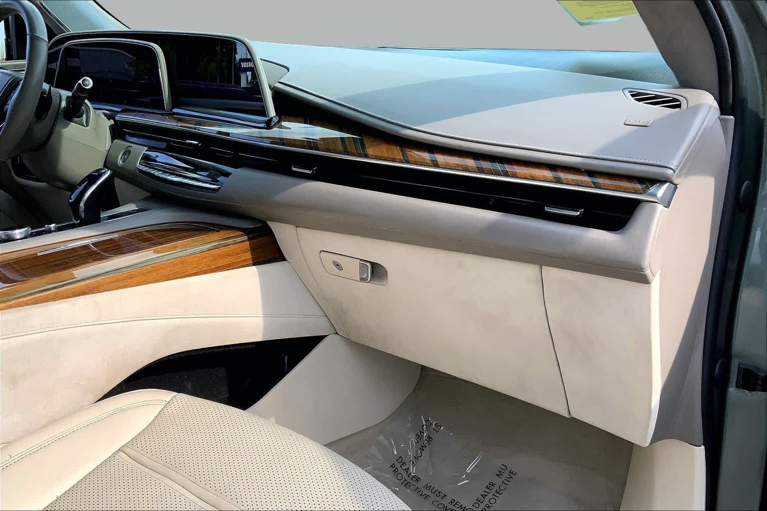 Used 2023 Cadillac Escalade Sport Platinum w/ LPO, ONYX Package AWD/4WD image 18
