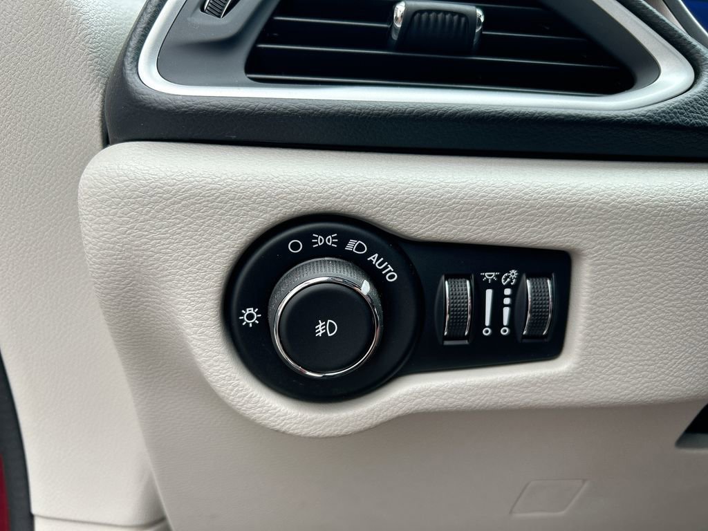 Used 2019 Chrysler Pacifica Touring-L w/ Advanced Safetytec Group FWD image 22