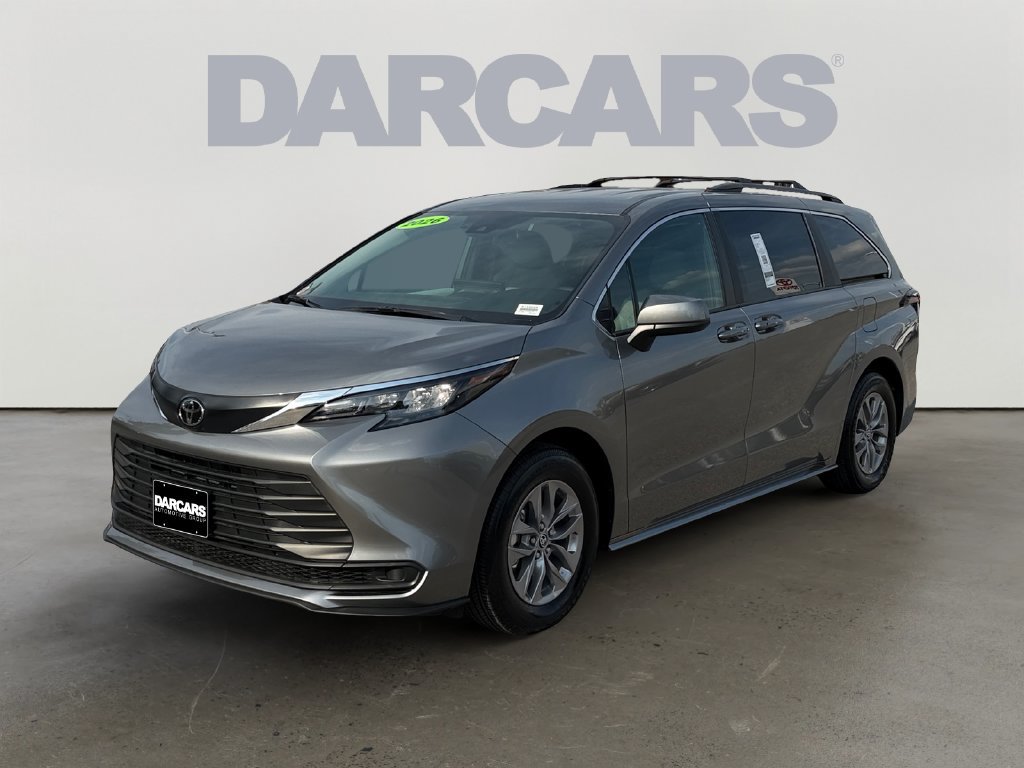 Used 2026 Toyota Sienna LE AWD/4WD image 3