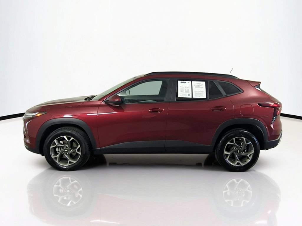 Used 2025 Chevrolet Trax LT FWD image 8