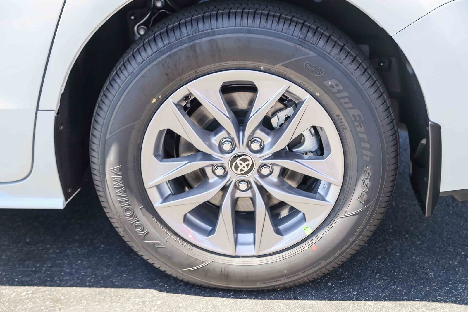 New 2026 Toyota Sienna XLE FWD image 8