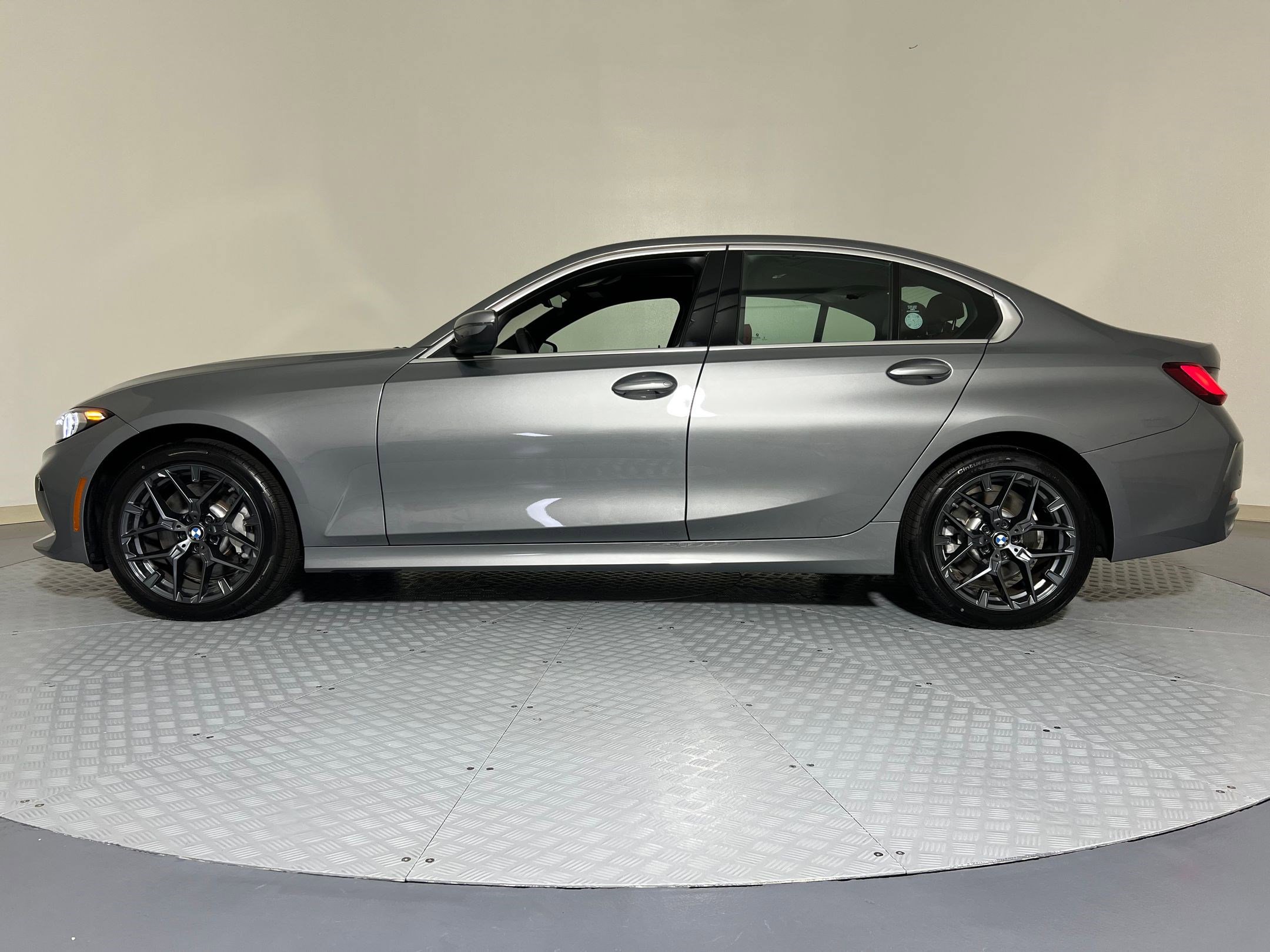 Used 2025 BMW 330i xDrive Sedan w/ Convenience Package AWD/4WD image 2