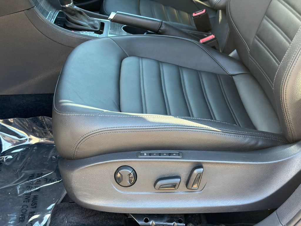 Used 2017 Volkswagen Passat 1.8T SEL Premium FWD image 13