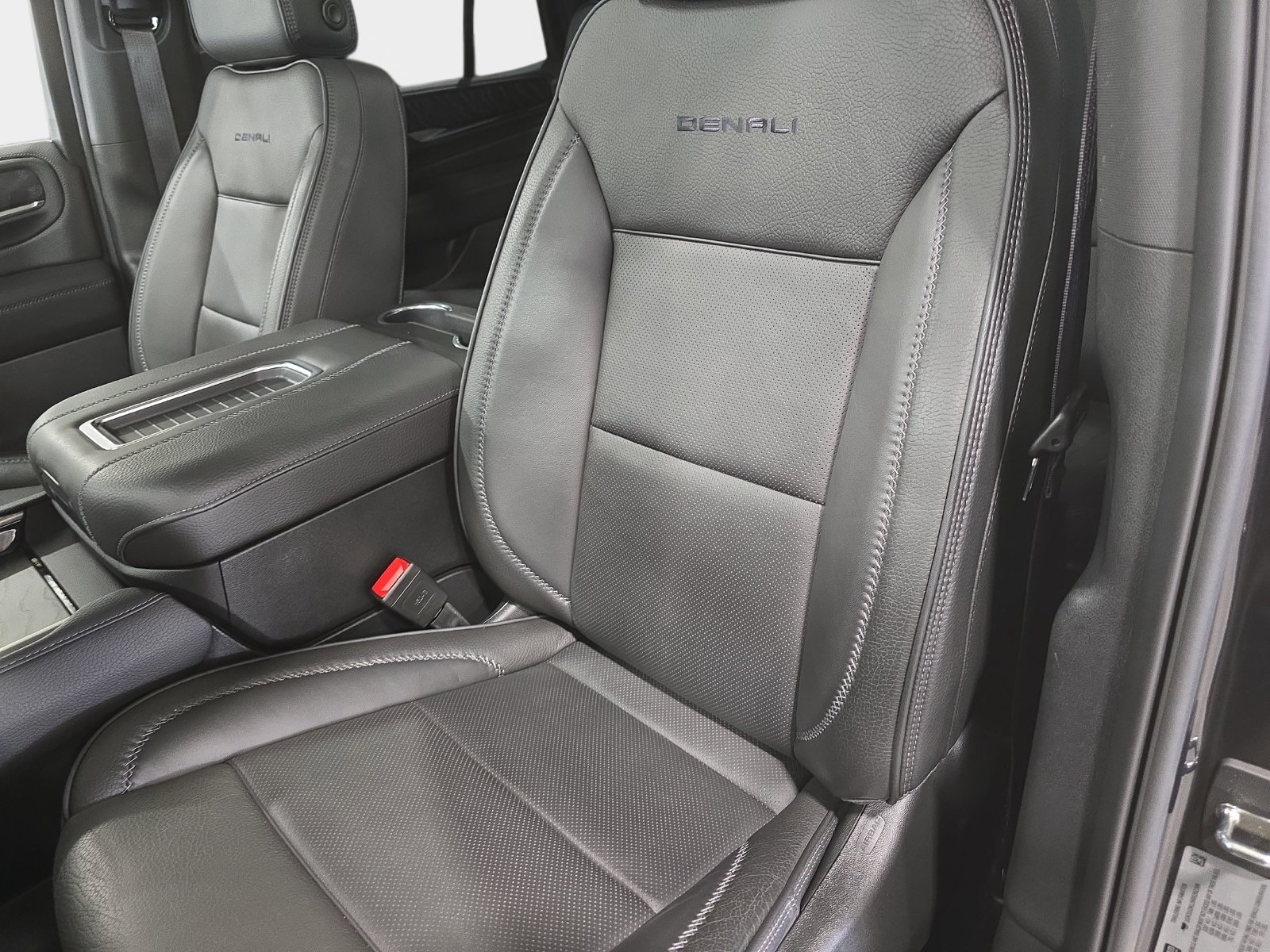 Used 2024 GMC Yukon Denali RWD image 25