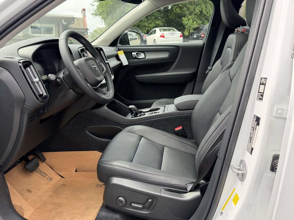 New 2026 Volvo XC40 B4 Core w/ Climate Package FWD image 15