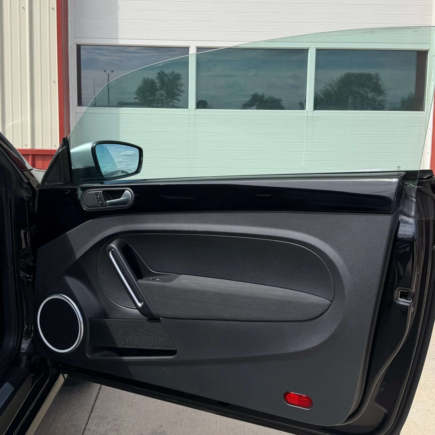 Used 2012 Volkswagen Beetle Launch Edition FWD image 11