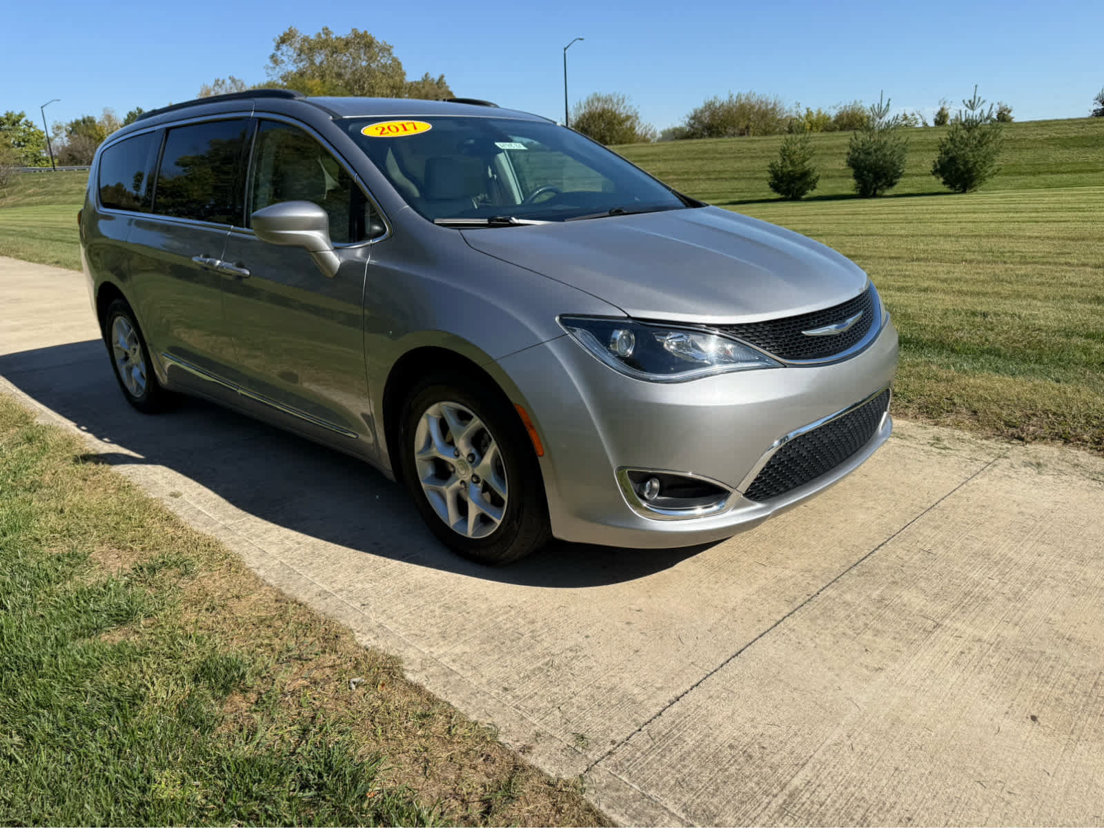 Used 2017 Chrysler Pacifica Touring-L FWD image 7