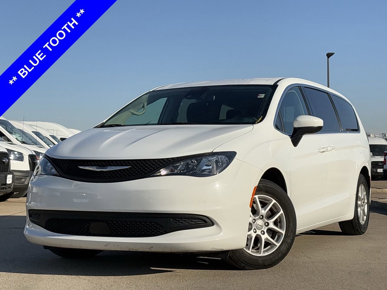 Used 2023 Chrysler Voyager LX image 2