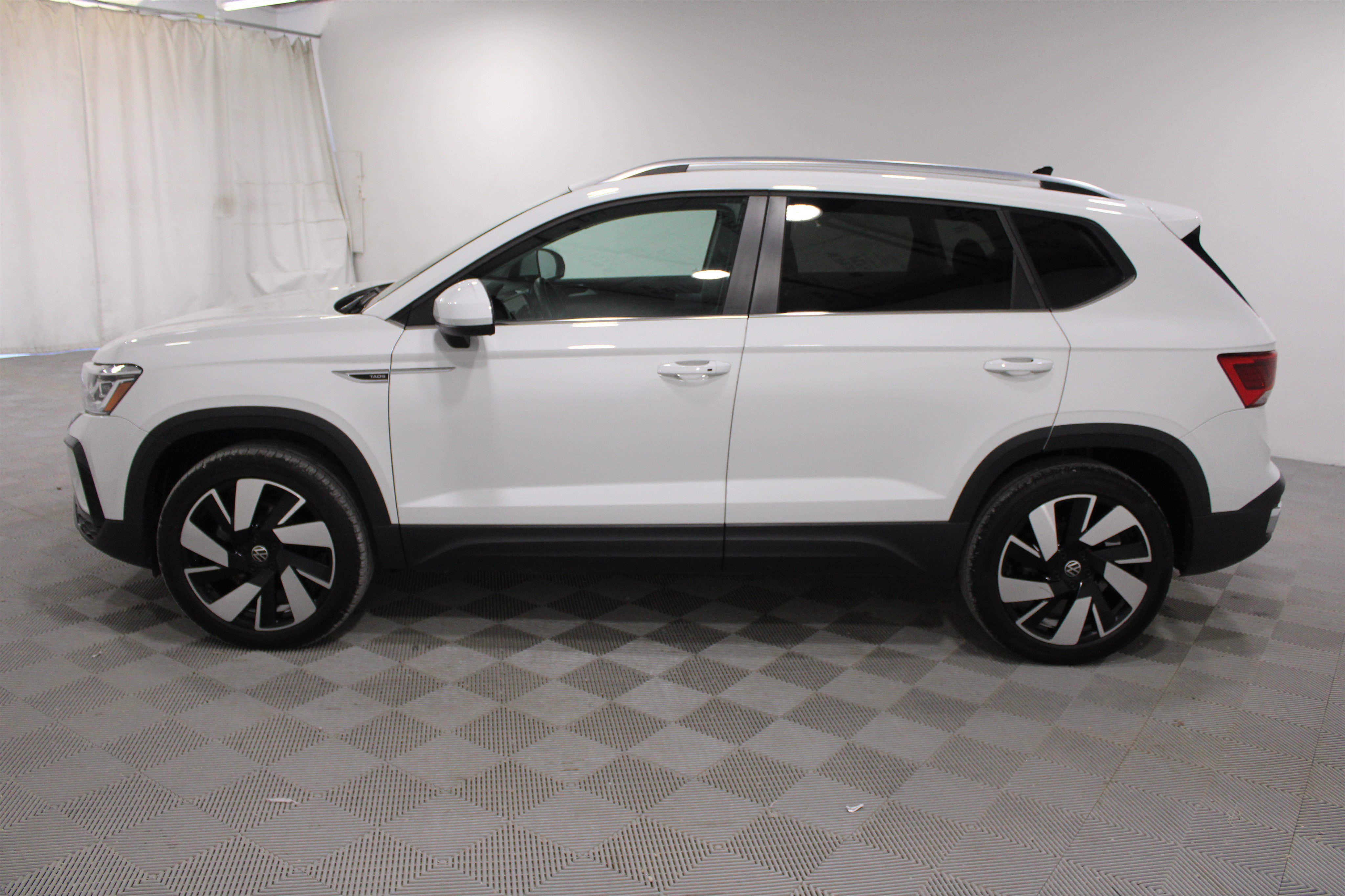 Used 2024 Volkswagen Taos SEL image 30