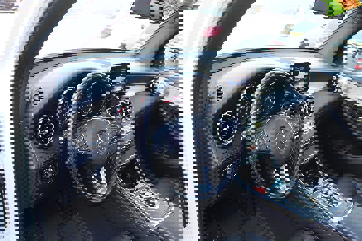 Used 2019 Mercedes-Benz GLC 300 4MATIC image 19