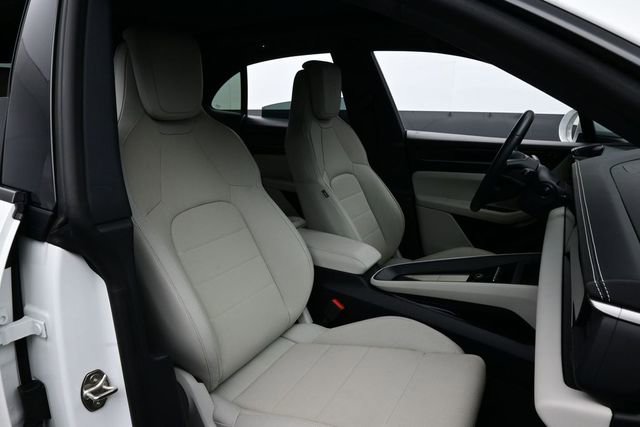 Certified 2025 Porsche Macan Electric RWD image 17