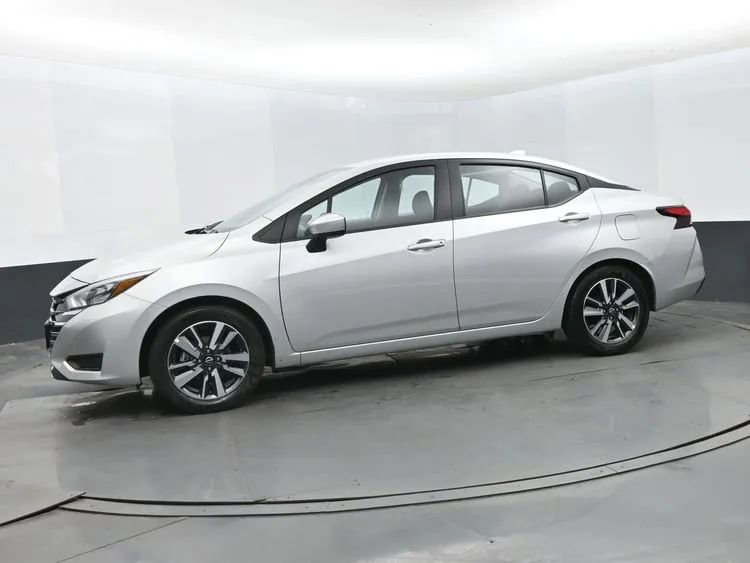 Used 2025 Nissan Versa SV FWD image 5